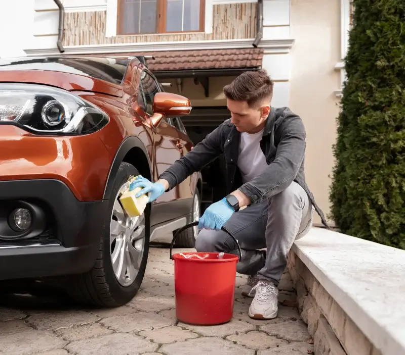 Lavage auto à domicile Le Born : professionnel intervenant sur un véhicule
